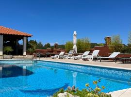 Gorana apartman with swimming pool، فندق مع جاكوزي في ييلسا