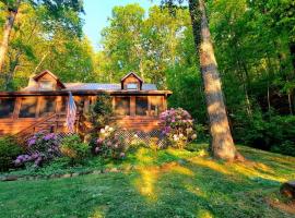 The Mountain Forager Cabin, Whitewater Rafting, Polar Express, Hot Tub, Home Gym, SMNP, SM Railroad, casa vacanze a Bryson City