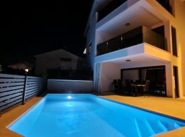 Luxury apartment Marco Polo with a private swimming pool with salt sea water, hotel de luxo em Punat