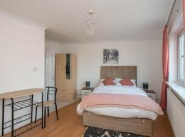 Modern Studio Apartments in Bromley, Greater London near Tesco and Sundridge Park Station, motel in Bromley