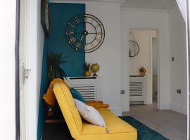 Stunning 3 bedroom with patio and back garden, hotel in Bexleyheath