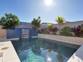 Pet Friendly 5 BR Family Home w Pool at Caloundra, holiday home in Caloundra West