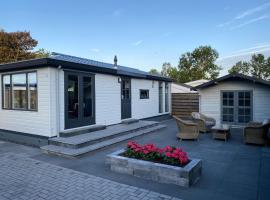Nice chalet with spacious garden, at a holiday park in Friesland, hotel with parking in Tzummarum