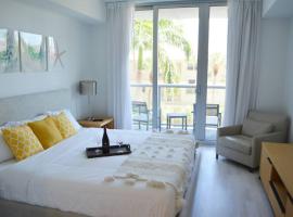 Lovely 1 Bedroom condo 1 Bath w patio & kitchen, alquiler vacacional en la playa en Hallandale Beach
