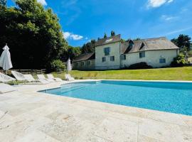 Seigneurie Les Aulnaies exceptional building with swimming pool, hotel en Fondettes