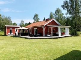 Very nice and family friendly holiday home in Dalsland โรงแรมที่มีที่จอดรถในBäckefors