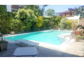 Amazing Villa with Swimming Pool, 50 mins from BUE, hytte i La Plata