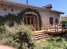 Maison du Bonheur, pet-friendly hotel in Saint-Cirgues