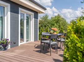 Family Garden House with Free Private Parking & Playground, hotel a Riga