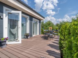 Family Garden House with Free Private Parking & Playground, villa in Rīga