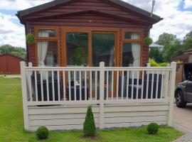 Green Acres Retreat Lodge with Hot Tub, hotel in Malton