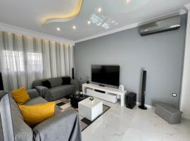Luxurious Modern Home in Kalamaria, Thessaloniki, hôtel à Thessalonique près de : Yacht-club de Thessalonique