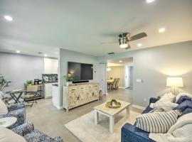 Vibrant Fort Myers Condo with Community Pool!, Ferienunterkunft in Fort Myers