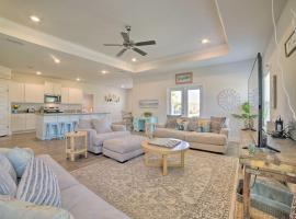 Port St Joe Mermaid Cove Getaway with Patio!、Highland Viewのホテル