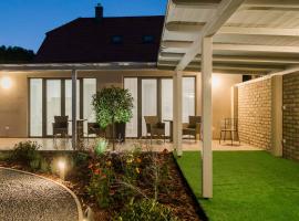 Villa Strokay - Few minutes walk from Lake Balaton, хотел на плажа в Кестели