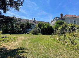 Demeure de Damply, self-catering accommodation in Montalet-le-Bois