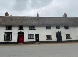 Thatched Cottage, beautiful village near the sea