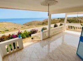 Villa en el campo sobre el mar