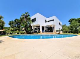 Villa Fati With Pool by Vacationy, hotel com jacuzzi em Troia