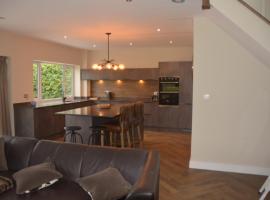 The Bunkhouse - 2 bedroom home with parking, cheap hotel in Worcester