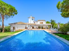 YOLO Spaces - Sotogrande White House Villa, ξενοδοχείο σε San Roque