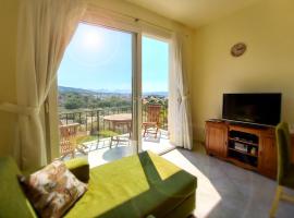 The Forest Golf Penthouse with real mountain&seaviews, apartment in Ayios Amvrosios