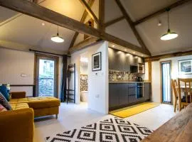 2 Bed Flat - Sleeps 4 - Parking - Wifi