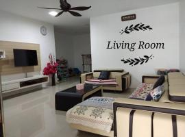 Sakura Homestay 4 bedrooms 14pax- Eaton Hills Padang Kerbau Miri, chalupa v destinaci Miri