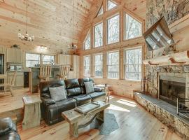 Wooded ViewsNear Helen w Fireplace & Hot Tub, vacation home in Cornelia