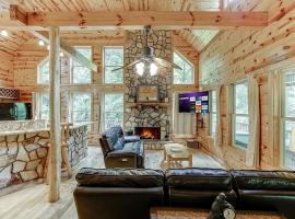 Private Luxury Cabin w Pool Table and Firepit, vacation home in Cornelia