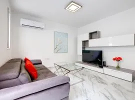 Cosy Apartment steps to St George's Bay