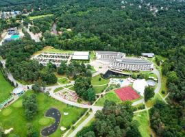 Holiday Inn Resort Warsaw Józefów, an IHG Hotel, viešbutis su vietomis automobiliams mieste Juzefuvas