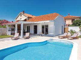 Stunning Home In Betina With 2 Bedrooms, Wifi And Heated Swimming Pool, villa à Betina
