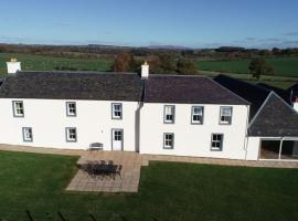 Pant Farmhouse, villa in Ayr