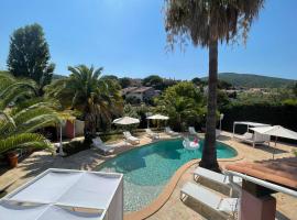 Fantastic pool villa 900m to the beach; with extravagant big garden, cottage à Sainte-Maxime