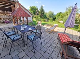 Charming village house with patio and garden: Slovenske Konjice şehrinde bir kulübe