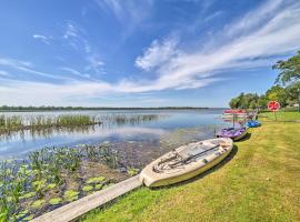 Waterfront Tawas Lake Retreat with Fire Pit!, casa o chalet en East Tawas