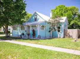 Family Home with Private Pool Yard Only 24 Mi to Disney
