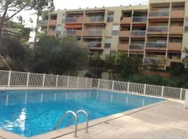 Grand Studio Hyères Piscine Jardins du Luxembourg 2ème étage