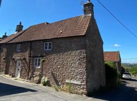 The Nook- A Rustic Cottage in a Beautiful Village.: Draycott şehrinde bir kulübe