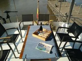 Relaxing stay on the water