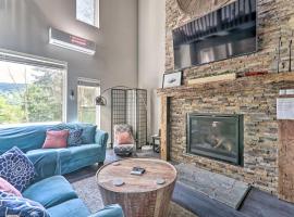 Stylish Tannersville Townhome with Fire Pit!, cottage ở Tannersville