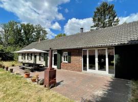 Spacious Farmhouse near Forest in Stramproy, atostogų būstas mieste De Horst