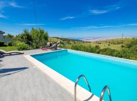 Stunning Home In Senj With 2 Bedrooms, Wifi And Outdoor Swimming Pool, hotel u Senju