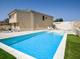 Beautiful Home In Ragusa With House Sea View: Ragusa'da bir kiralık sahil evi