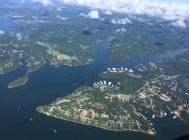 Table Rock Sunset Condo with Boat Slip, alojamiento en la playa en Branson