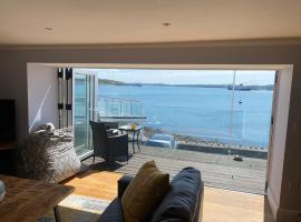 Contemporary living with amazing views. Pembrokeshire, cabaña en Pembrokeshire