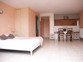 Studio, hotel with parking in Pluduno