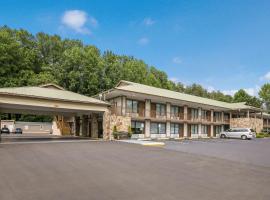 Quality Inn & Suites Mount Chalet, hotel dengan parking di Clayton