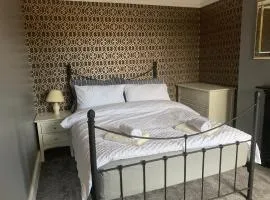 House - Sleeps up to 8 people & free parking